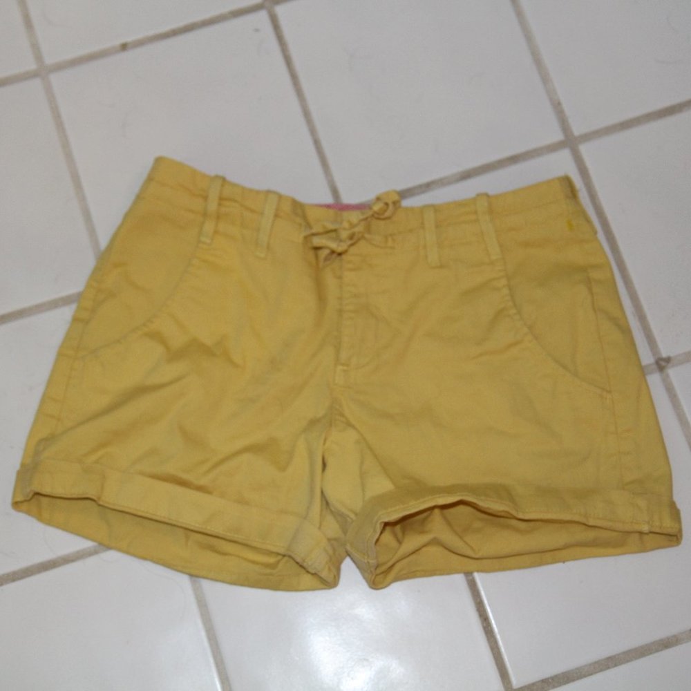 LEE CUTE YELLOW SHORTS